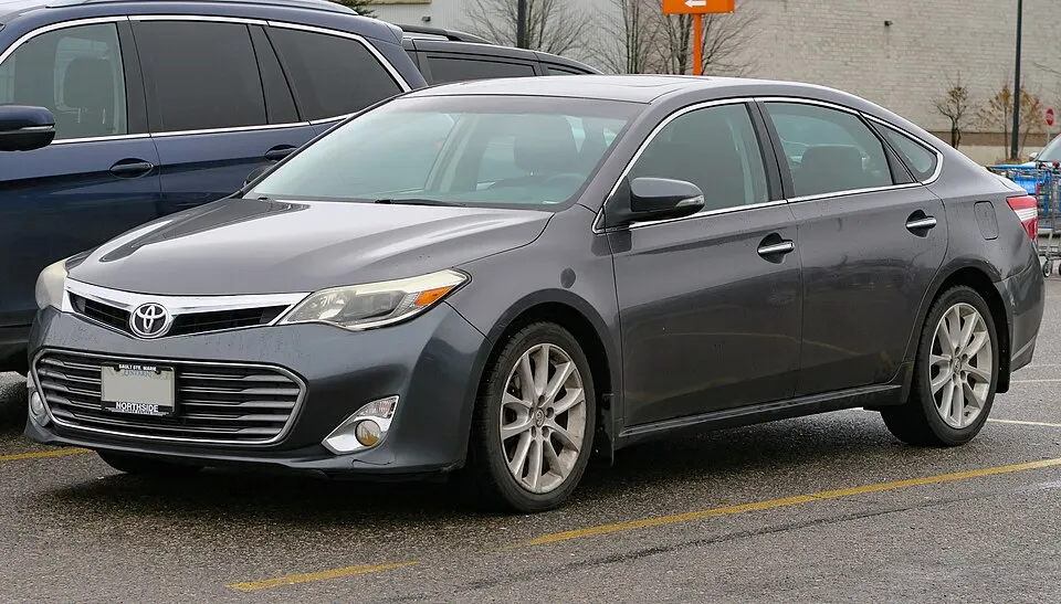 2013 Toyota Avalon XLE in Magnetic Grey Metallic, front left, 2024-11-20, photographed in Canada
