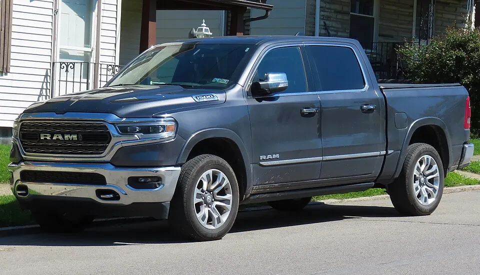 2022 Ram 1500 Limited Crew Cab 4x4, front left, 05-09-2023, photographed in United States