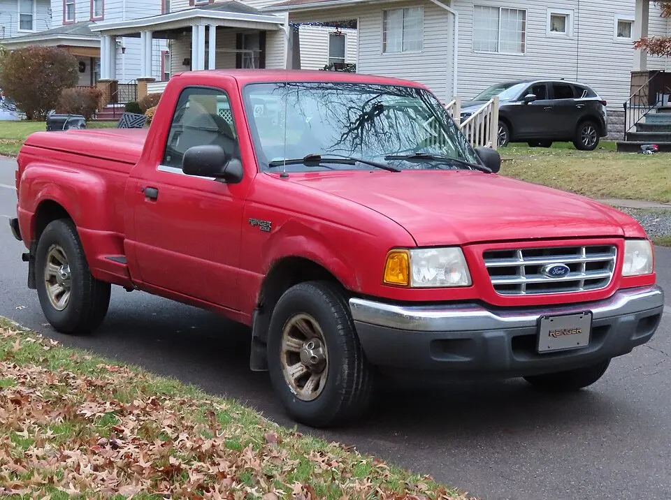 2001 Ford Ranger XLT 4x2 regular cab Flareside, front right, 12-02-2023, photographed in United States