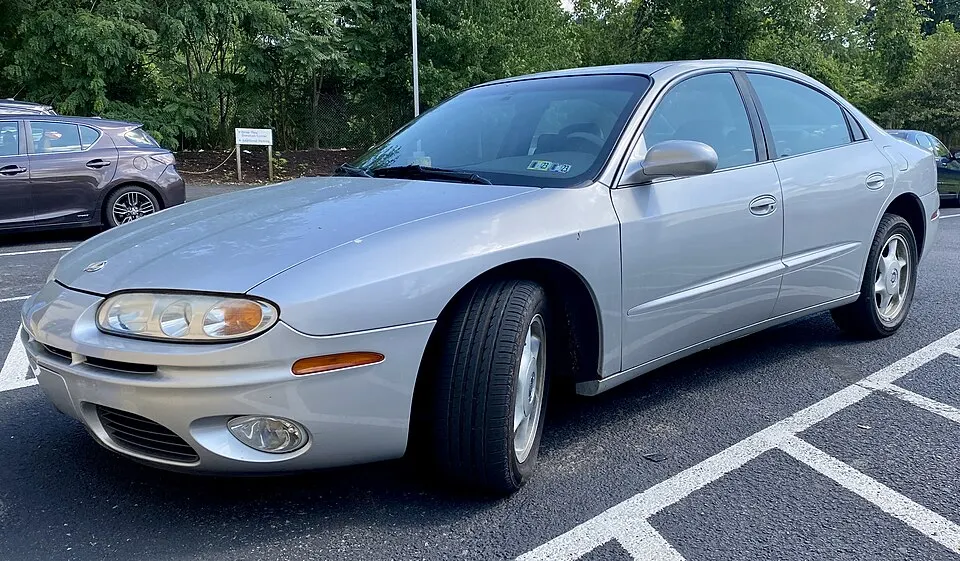 2003 Oldsmobile Aurora 4.0 in Sterling, front left, 07-13-2022, photographed in United States