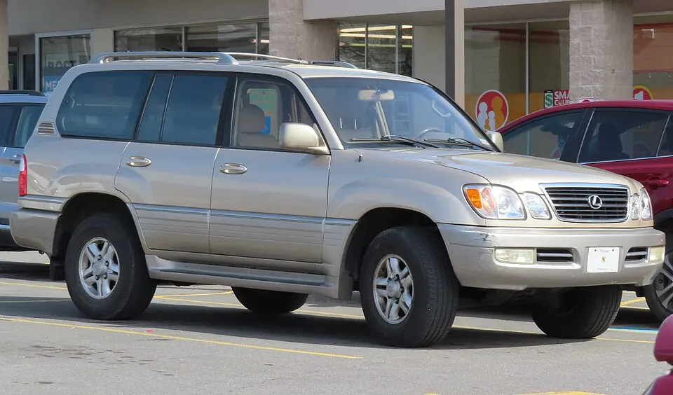 2000 Lexus LX 470, front right, 03-08-2024, photographed in United States