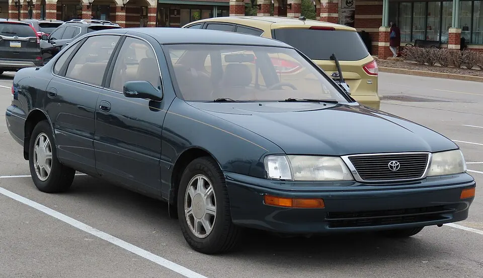 1995 Toyota Avalon XLS front right, photographed in United States