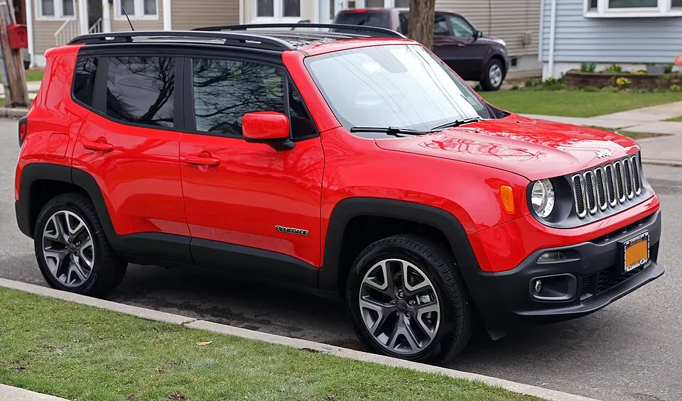 2015 Jeep Renegade Latitude (Colorado Red), front right, photographed in United States