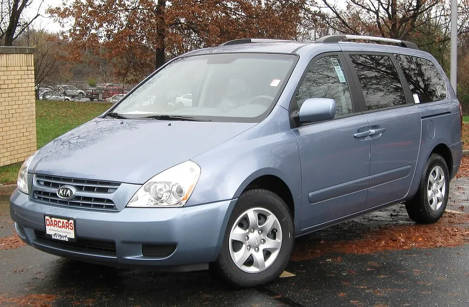 2009 Kia Sedona LX -- 11-25-2009, photographed in United States