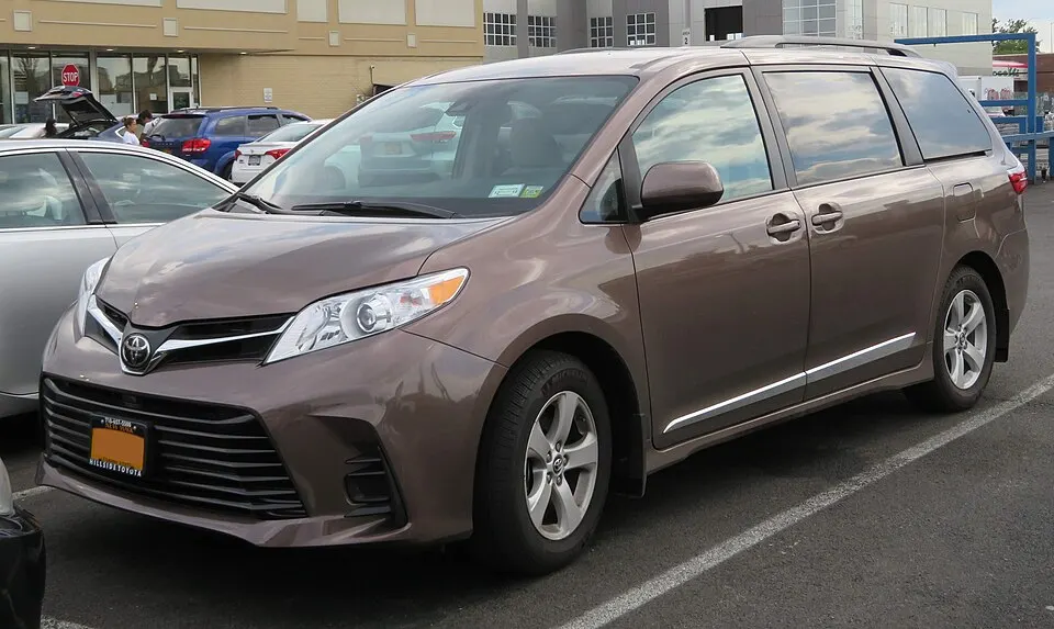 2018 Toyota Sienna LE front 6.24.18, photographed in United States