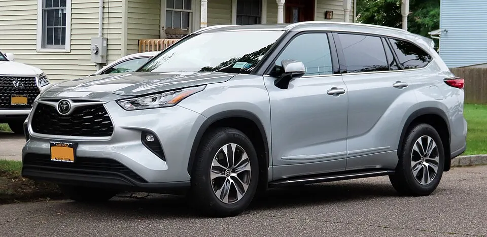 2020 Toyota Highlander XLE AWD, front, photographed in United States