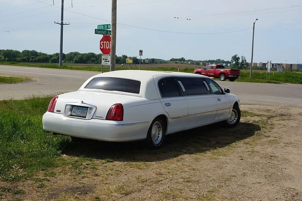 1999 Lincoln Town Car Krystal Limousine (34323106754), photographed in United States
