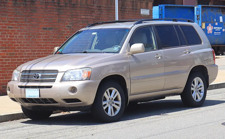 2006 Toyota Highlander Hybrid in Sonora Gold Metallic, front left, 07-04-2026, photographed in United States