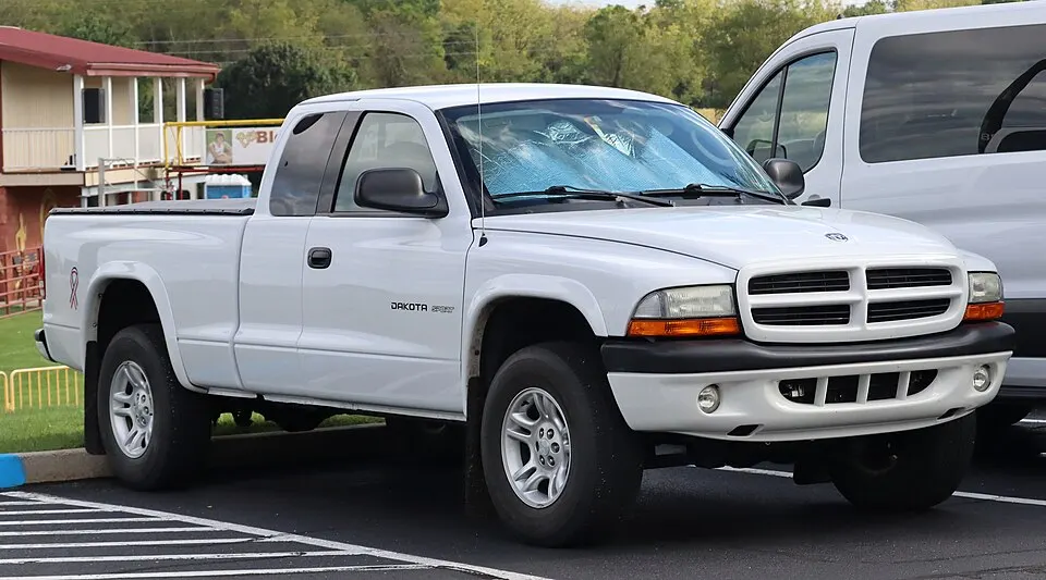 2002 Dodge Dakota Sport Club Cab in White, front right, 09-18-2026, photographed in United States