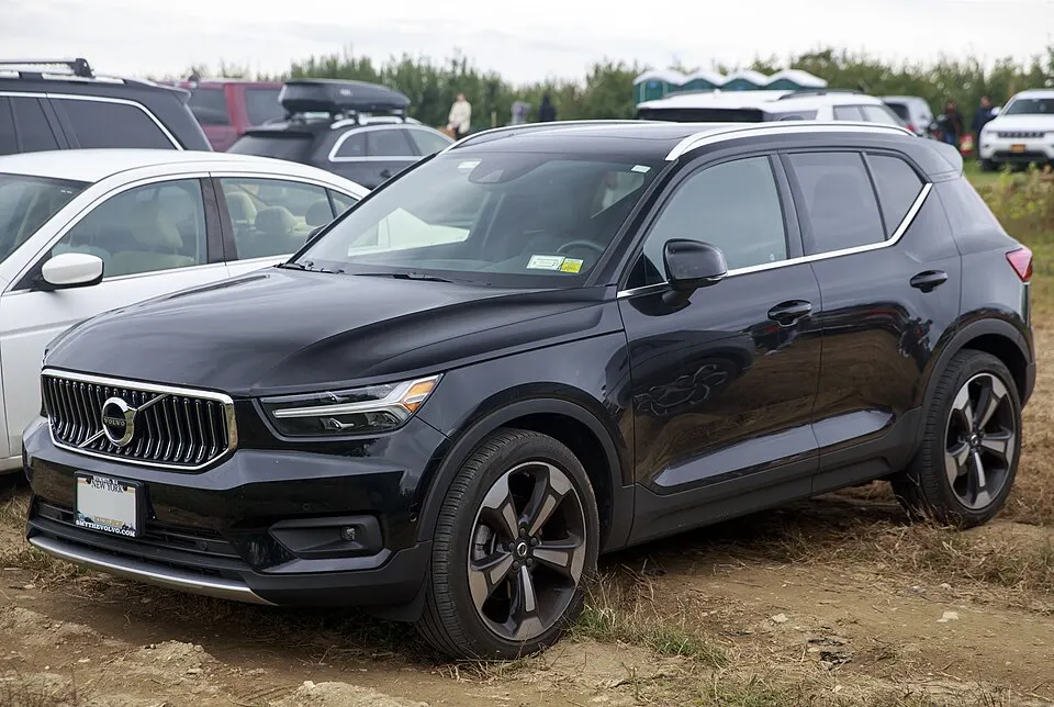2019 Volvo XC40 T5 Inscription in Black Stone, front left, photographed in United States