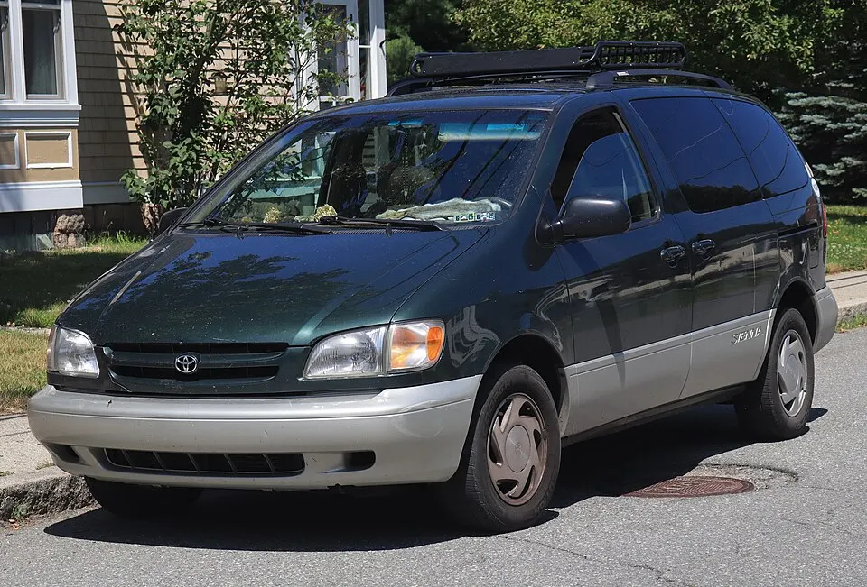 2000 Toyota Sienna XLE in Woodland Pearl, front left, 07-08-2026, photographed in United States