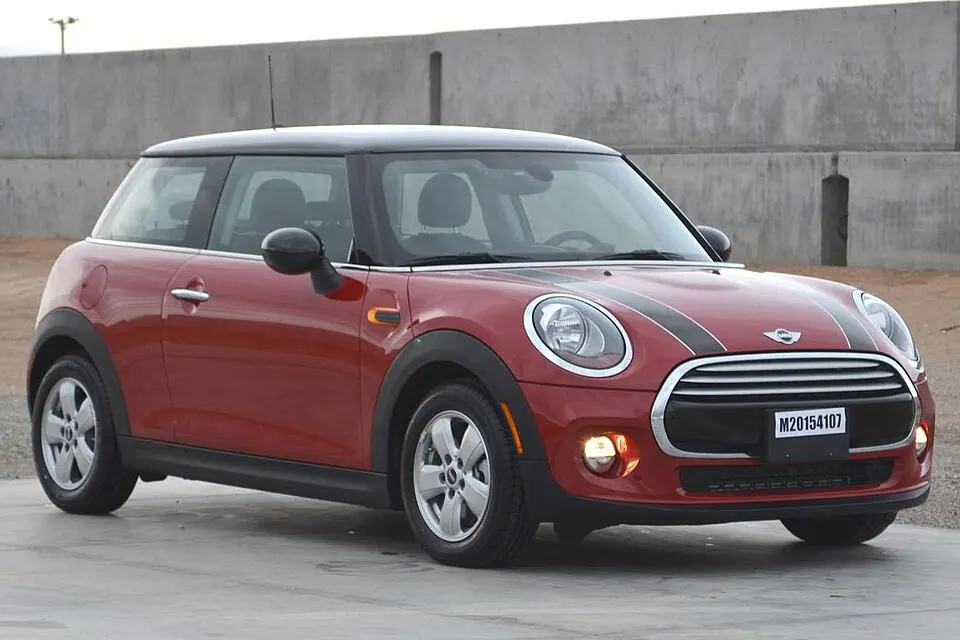 2015 MINI Cooper Hardtop 2 door -- NHTSA test 9062 - front, photographed in United States