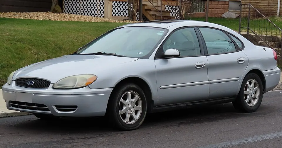 2006 Ford Taurus SEL, front left, 03-24-2023, photographed in United States