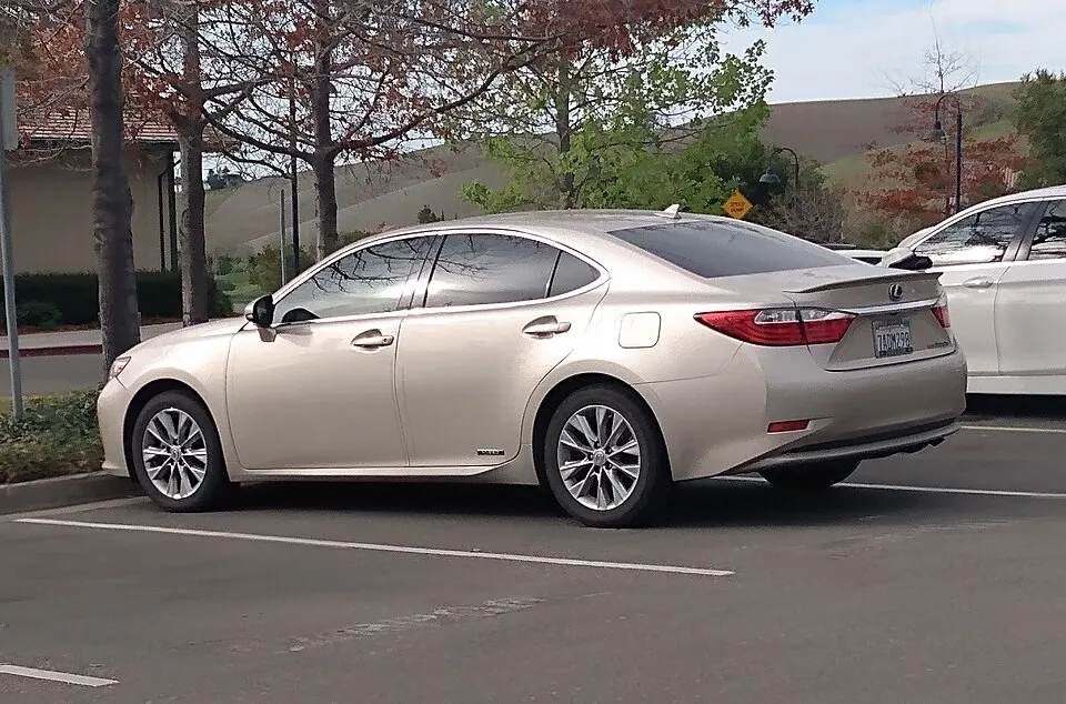 2013 Lexus ES 300h, photographed in United States