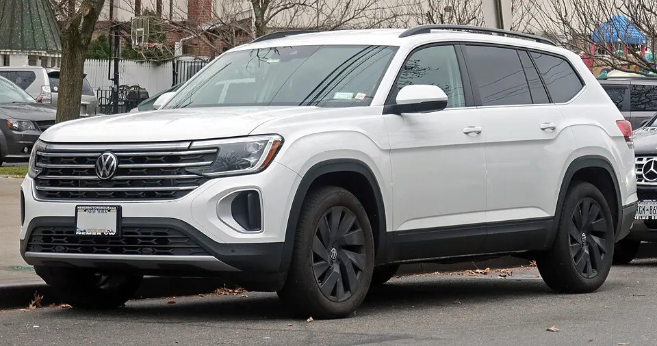 2024 Volkswagen Atlas Peak Edition SE 2.0T, front 12.17.23, photographed in United States