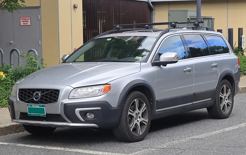 2014 Volvo XC70 T6 in Bright Silver Metallic, front left, 07-10-2026, photographed in United States