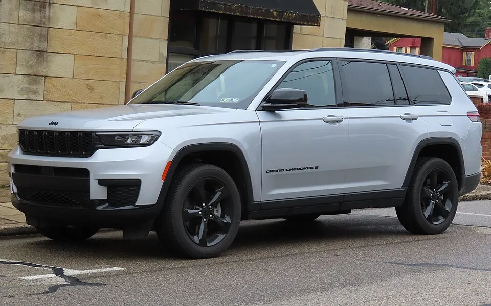 2023 Jeep Grand Cherokee L Altitude 4x4, front left, 09-09-2023, photographed in United States
