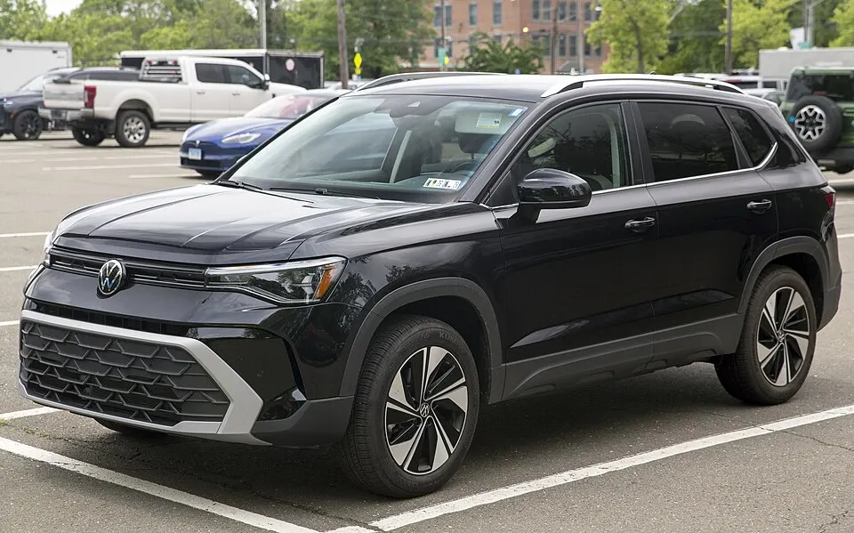 2025 Volkswagen Taos 4motion SE in Deep Black Pearl, front left, photographed in United States