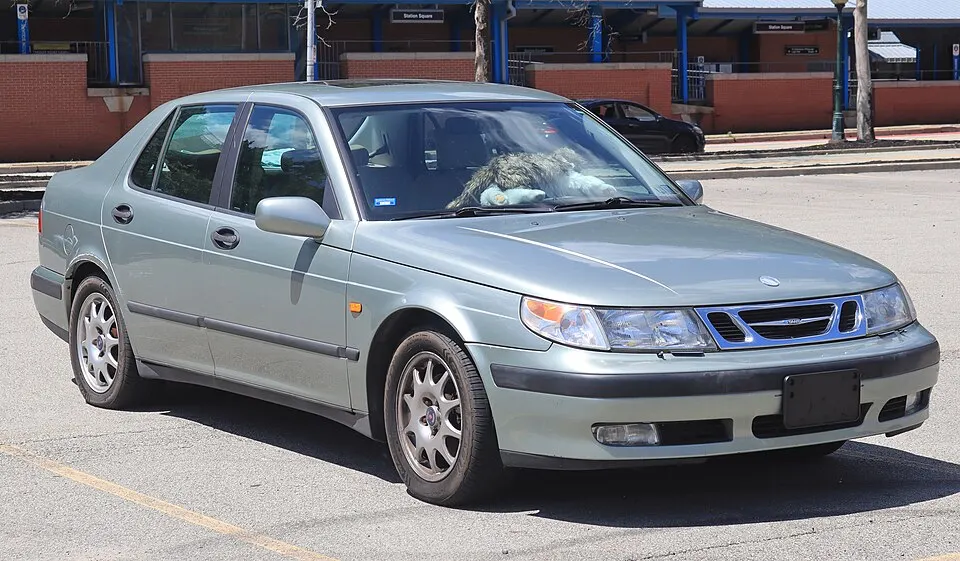 2000 Saab 9-5 2.3T in Sun Green Metallic, front right, 06-13-2026, photographed in United States