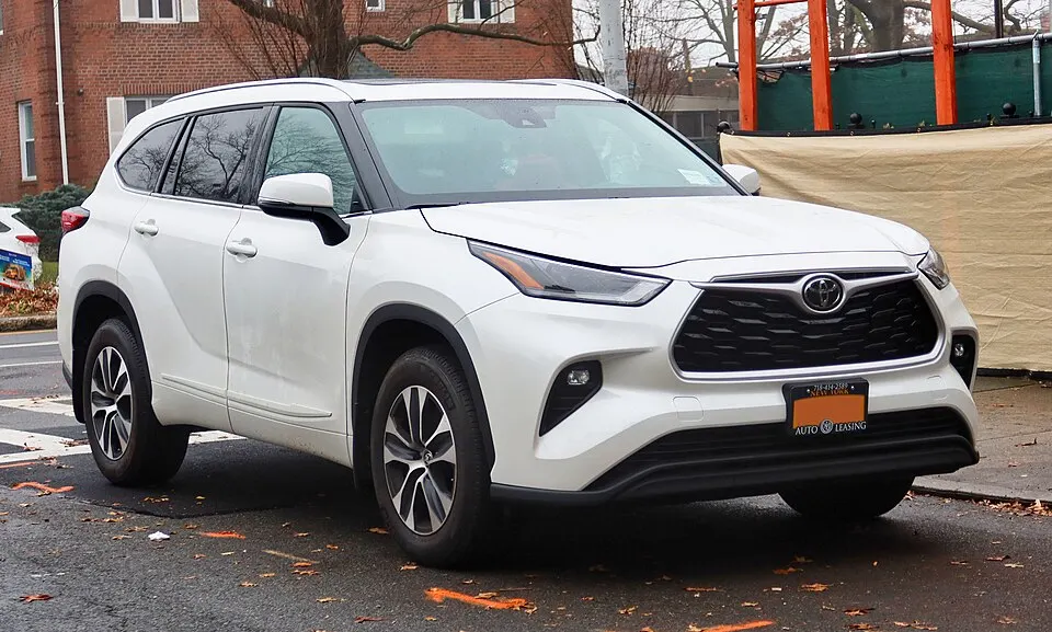 2021 Toyota Highlander XLE AWD, front 12.12.20, photographed in United States