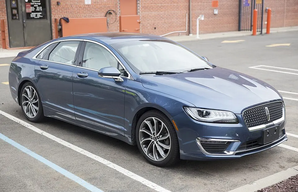 2019 Lincoln MKZ Reserve I Plus in Blue Diamond Metallic, front right, photographed in United States
