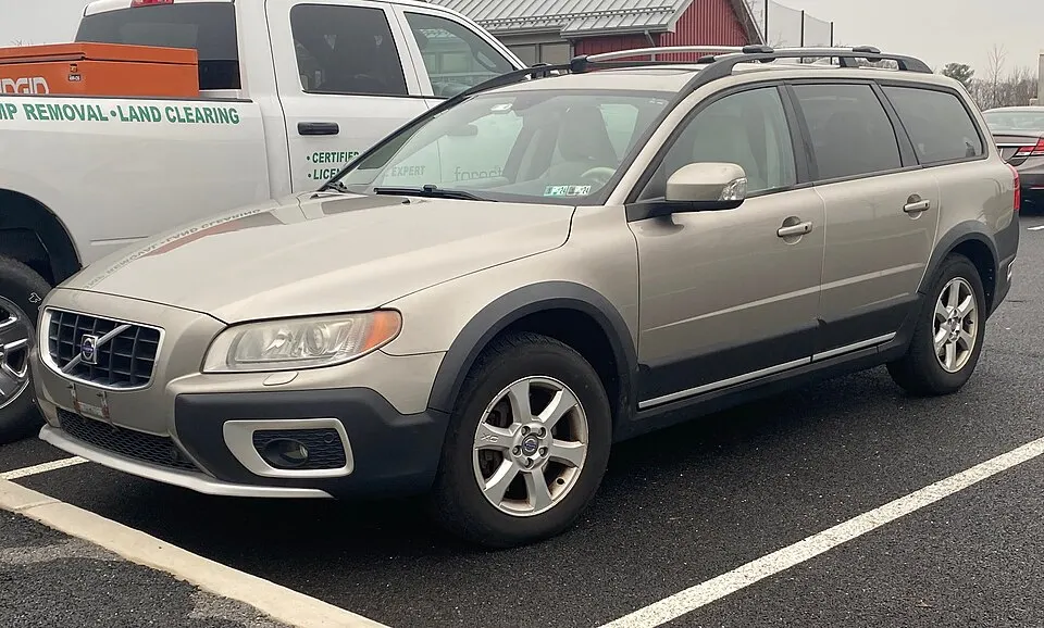 2008 Volvo XC70 in Seashell Metallic, front left, 03-25-2023, photographed in United States
