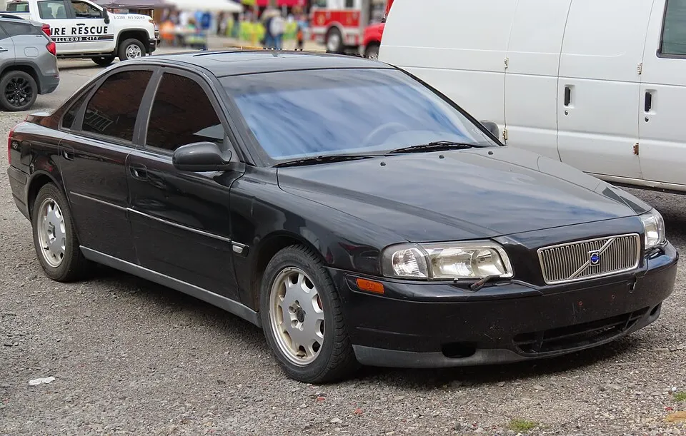 2002 Volvo S80 2.9, front right, 09-24-2022, photographed in United States