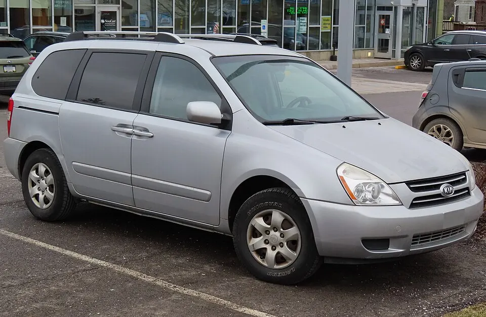 2007 Kia Sedona, front right, 02-06-2023, photographed in United States