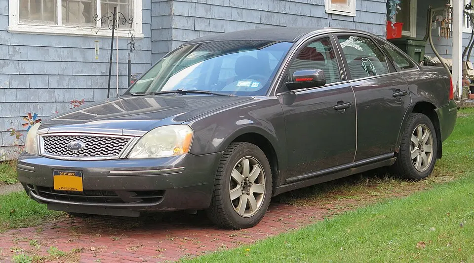 2007 Ford Five Hundred in Alloy Clearcoat Metallic, front left, 10-11-2025, photographed in United States