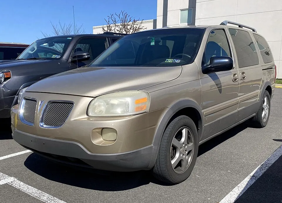 2006 Pontiac Montana SV6 EXT in Sedona Beige Metallic, front left, 04-09-2023, photographed in United States
