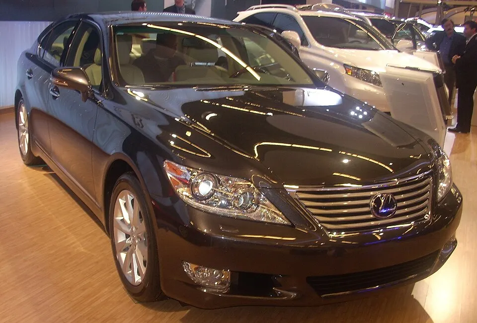 '10 Lexus LS (MIAS '10), photographed in Canada