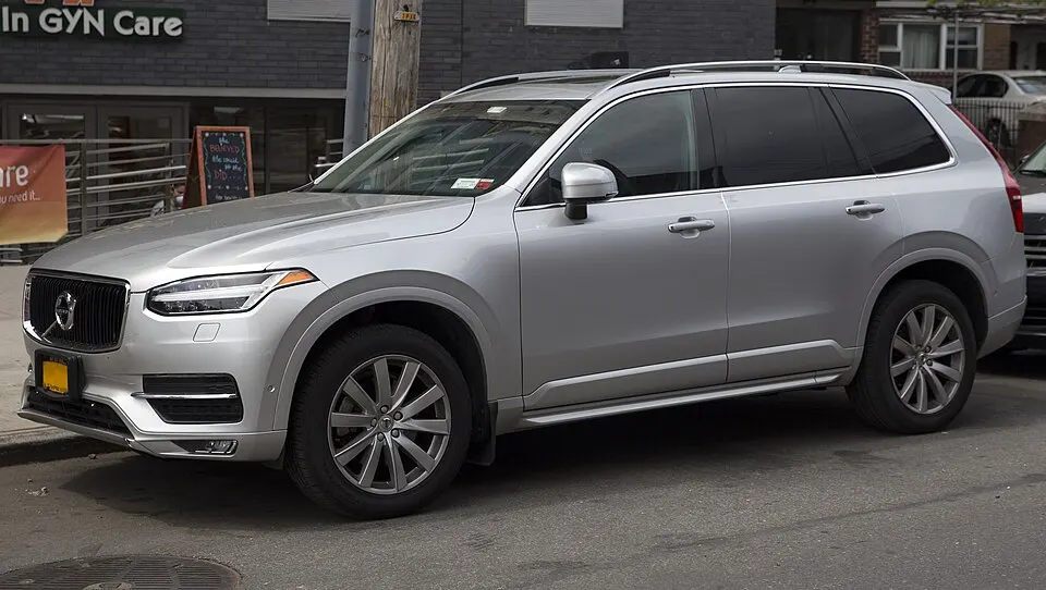 2017 Volvo XC90 Momentum, front left in Silver (Astoria), photographed in United States