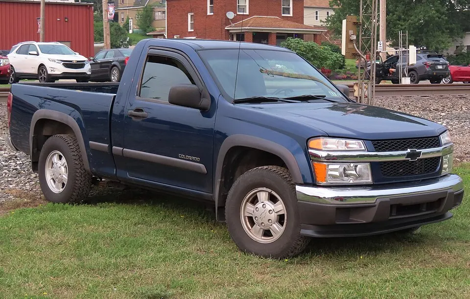 2004 Chevrolet Colorado LS Regular Cab Z85 2WD, front right, 07-17-2023, photographed in United States