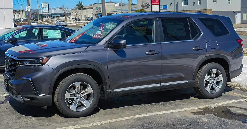 2023 Honda Pilot EX-L in Modern Steel Metallic, Front Left, 04-07-2023, photographed in Canada
