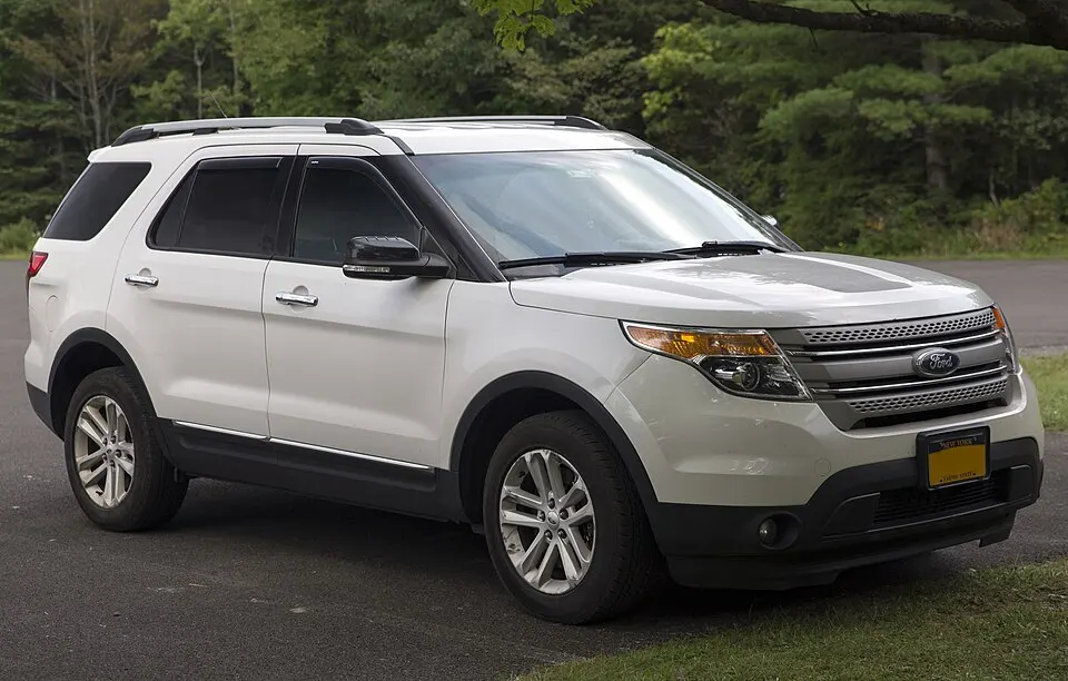 2015 Ford Explorer XLT 4WD in Oxford White, front right, photographed in United States