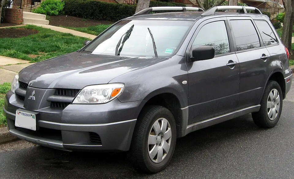 2006 Mitsubishi Outlander -- 03-21-2012, photographed in United States