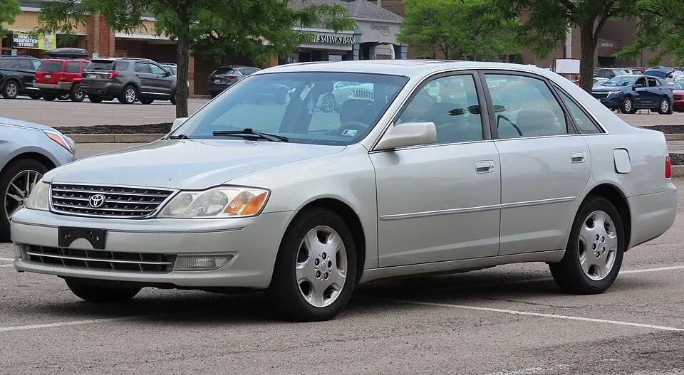 2003 Toyota Avalon XLS, front left, 07-12-2023, photographed in United States