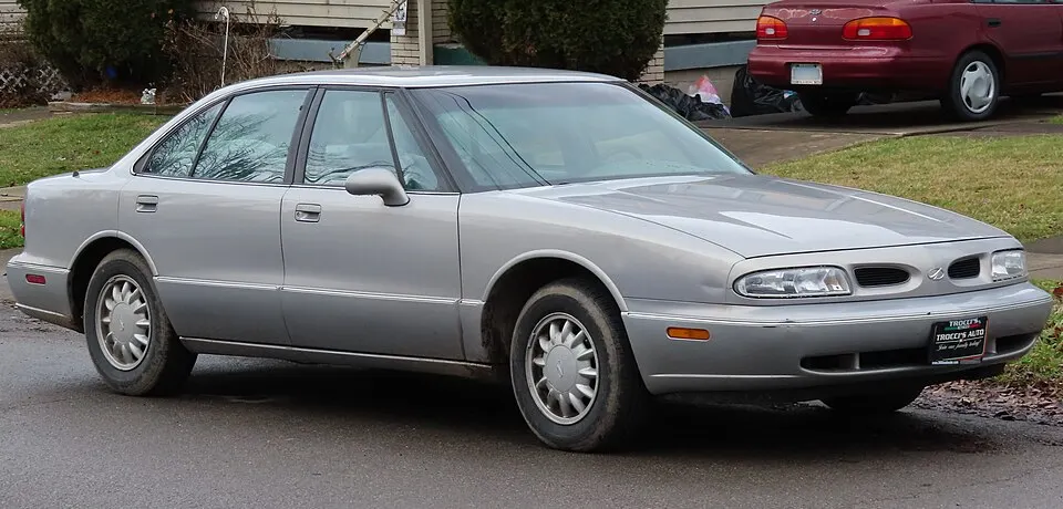 1998 Oldsmobile Eighty-Eight, front right, 01-18-2023, photographed in United States