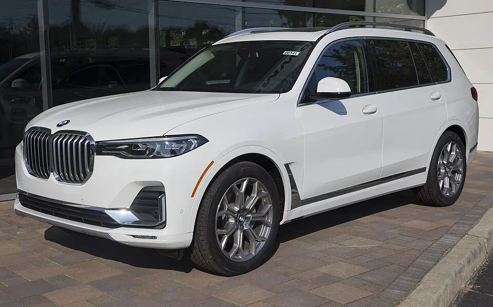 2019 BMW X7 xDrive40i in white, front left, photographed in United States