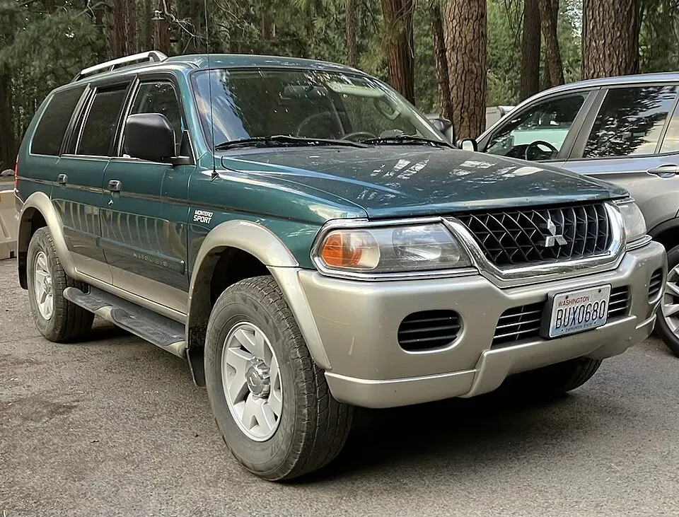2004 Mitsubishi Montero Sport XLS in Amazon Green on Sedan Beige, front right, 08-08-2022, photographed in United States