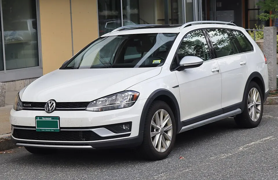 2019 Volkswagen Golf Alltrack TSI SE 4Motion in Pure White, front left, 07-10-2026, photographed in United States
