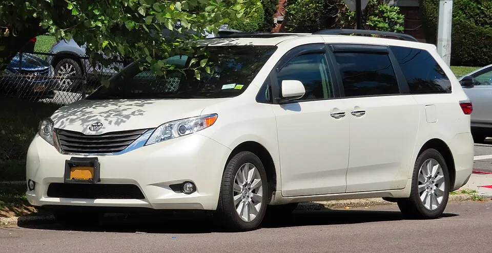 2015 Toyota Sienna XLE, front 8.11.19, photographed in United States