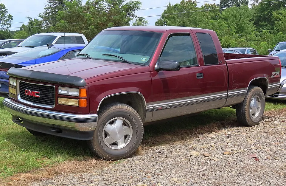 1998 GMC Sierra 1500 SLT 4WD Z71 Extended Cab, front left, 08-05-2023, photographed in United States