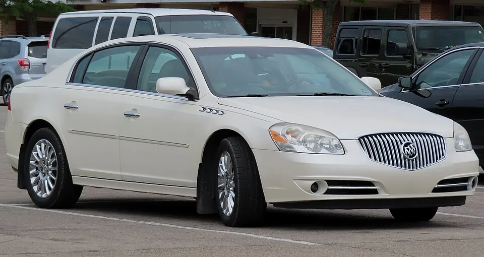 2009 Buick Lucerne Super, front right, 07-26-2022, photographed in United States