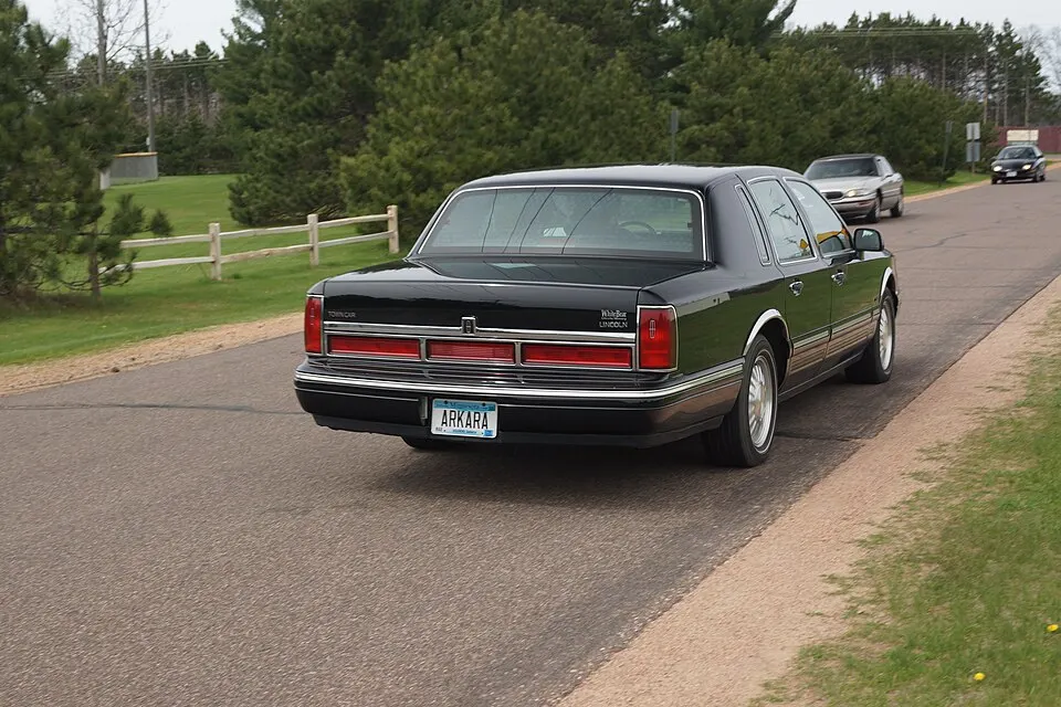 1996 Lincoln Town Car (33526259574), photographed in United States