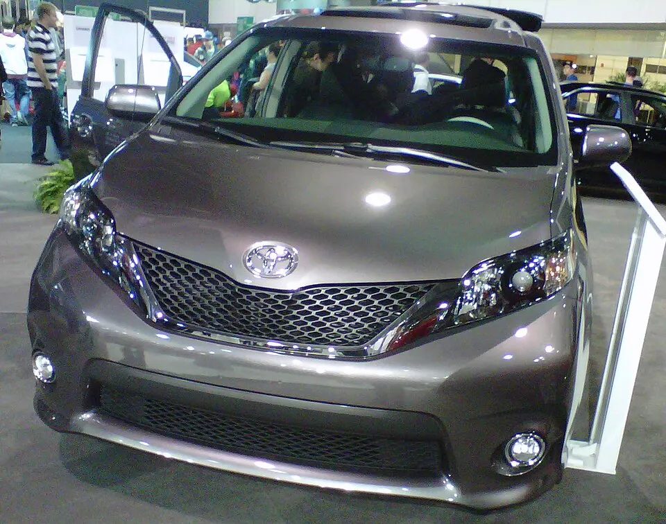 '13 Toyota Sienna SE (SDLDQ '13), photographed in Canada