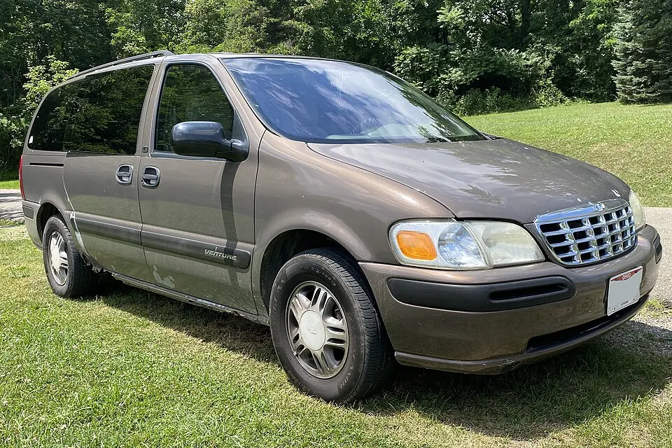2000 Chevrolet Venture LS Ext in Smokey Caramel Metallic, front right, 07-16-2022, photographed in United States