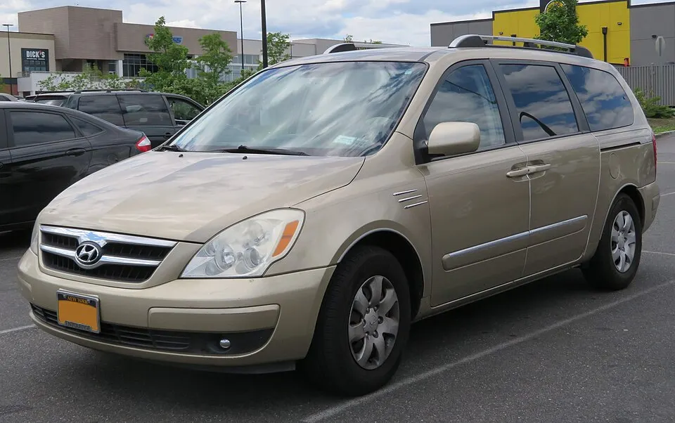 2007 Hyundai Entourage GLS 3.8L front 6.15.18, photographed in United States