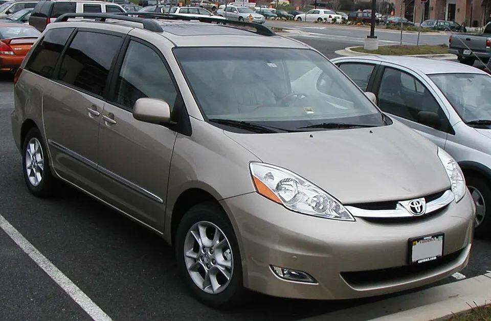 06-Sienna-XLE-Limited, photographed in United States