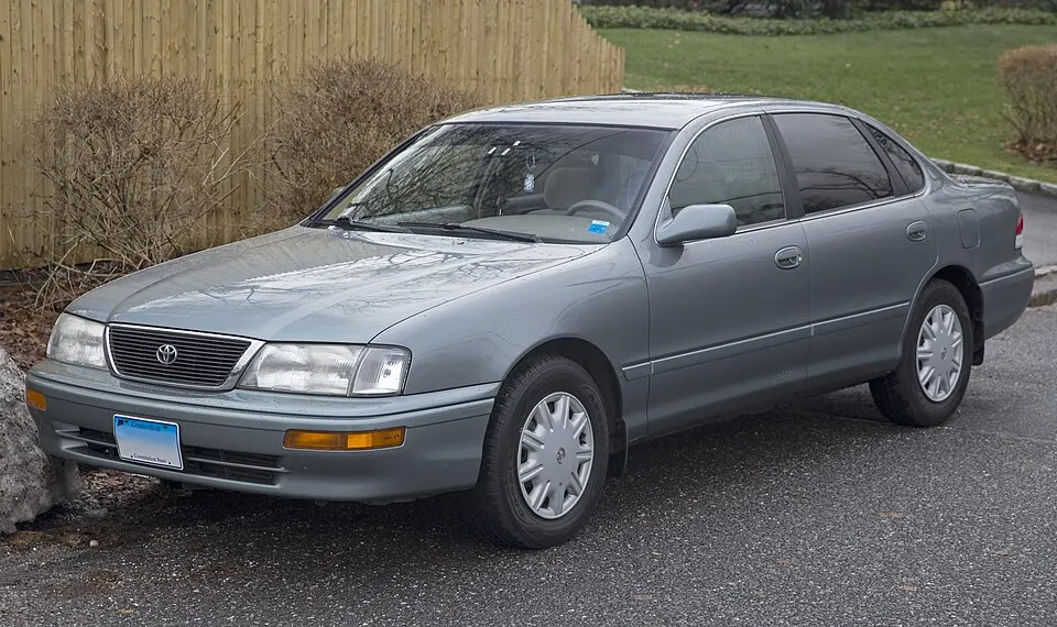 1996 Toyota Avalon XL in Silver Spruce Metallic, front left, photographed in United States